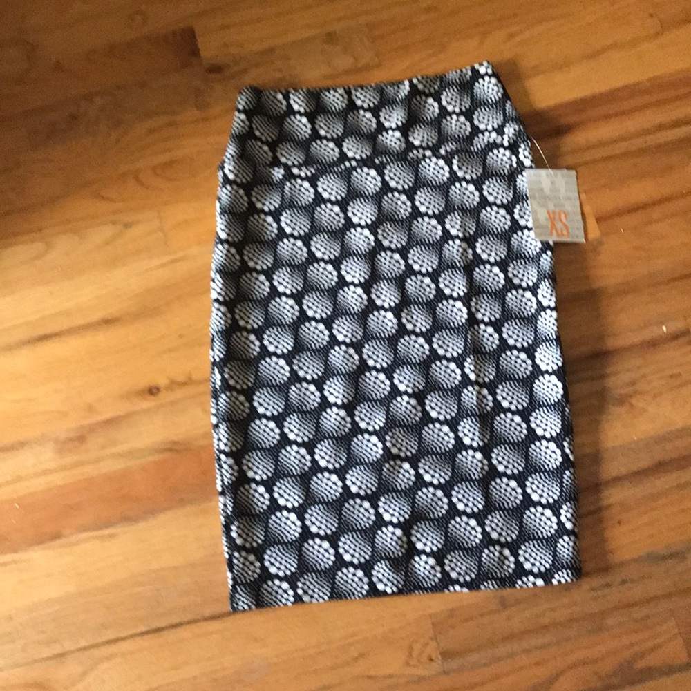 NWT BLACK AND WHITE LULAROE. CASSIE